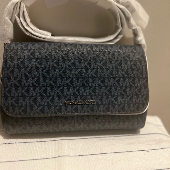 👖NWT Michael Kors Medium Signature Logo Convertible Crossbody Bag 👖 - Picture 9 of 11